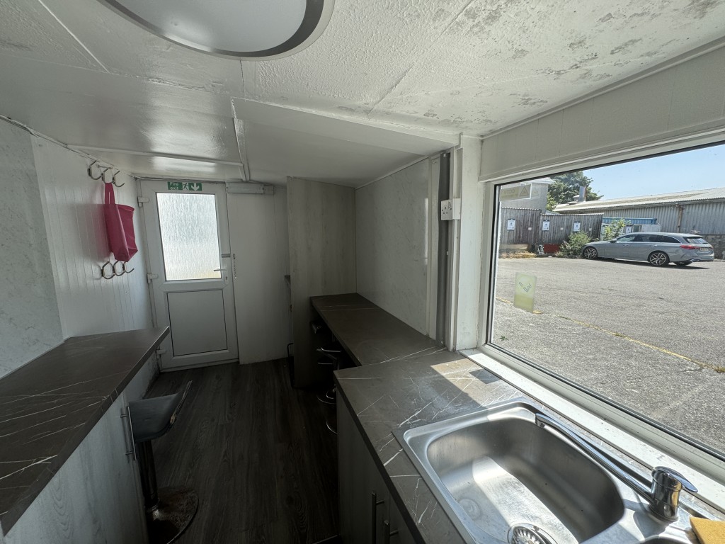 Lot: 65 - TWO STOREY COMMERCIAL UNIT WITH POTENTIAL, DETACHED BLOCK OF FOUR GARAGES AND CAR PARK - Kitchen